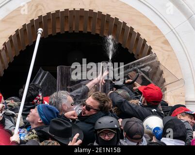 Washington Dc, Usa. Januar 2021. Pro-Trump-Demonstranten sahen, wie sie Tränengas gegen die Polizei verwendeten, als sie versuchten, das Kapitolgebäude durch Eingangstüren zu betreten. Die illegale Invasion des Capitol-Gebäudes führte zu vier Todesfällen von Demonstranten, 50 Polizisten wurden verletzt und viel Eigentum beschädigt. (Foto von Lev Radin/Pacific Press) Quelle: Pacific Press Media Production Corp./Alamy Live News Stockfoto