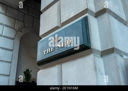 LONDON-The Ned, Beschilderung des 5-Sterne-Hotels und privaten Members Club in der City of London Stockfoto