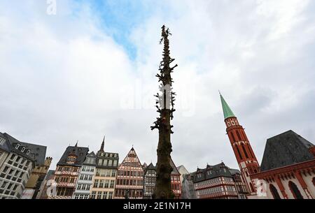 08. Januar 2021, Hessen, Frankfurt/Main: Von Frankfurts Weihnachtsbaum ist nur noch der Stamm übrig, nachdem die Arbeiter die Äste abgesägt haben. Die aus Österreich stammende Fichte mit dem Namen Bertl stand seit dem 19. November 2020 auf dem Römerberg. Foto: Arne Dedert/dpa Stockfoto