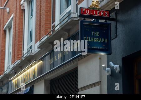 London - The Telegraph Pub Schild, ein Fullers Brauerei Pub in der Stadt London Stockfoto