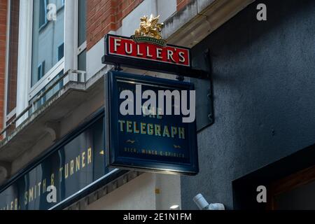 London - The Telegraph Pub Schild, ein Fullers Brauerei Pub in der Stadt London Stockfoto