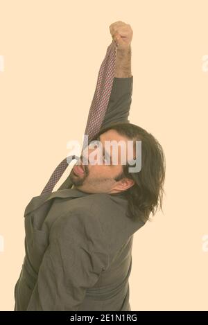 Fat kaukasischen Geschäftsmann sich Einschnüren mit seinem eigenen Krawatte Stockfoto