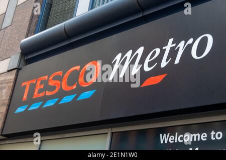 London: Tesco Metro Ladenschild, ein Lebensmittelgeschäft in der High Street und eine große britische Supermarktkette Stockfoto