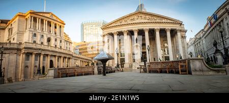 London - Januar 2021: Panoramablick auf die Bank of England und das Royal Exchange Gebäude in der City of London Stockfoto