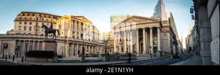 London - Januar 2021: Panoramablick auf die Bank of England und das Royal Exchange Gebäude in der City of London Stockfoto