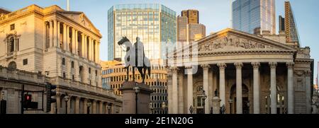 London - Januar 2021: Panoramablick auf die Bank of England und das Royal Exchange Gebäude in der City of London Stockfoto