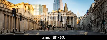 London - Januar 2021: Panoramablick auf die Bank of England und das Royal Exchange Gebäude in der City of London Stockfoto