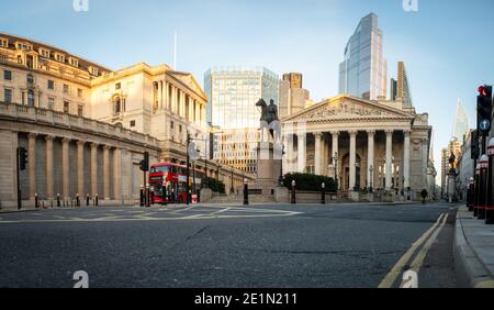 London - Januar 2021: Panoramablick auf die Bank of England und das Royal Exchange Gebäude in der City of London Stockfoto