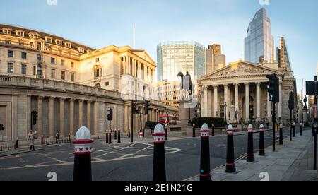 London - Januar 2021: Panoramablick auf die Bank of England und das Royal Exchange Gebäude in der City of London Stockfoto