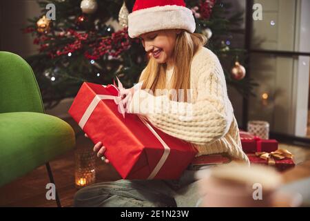 Frohe Weihnachten zu niedlichen Teenager-Mädchen in Santa Hut Stockfoto