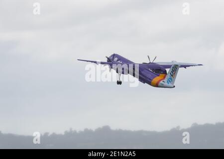 Eine Flybe Bombardier Q400 Dash8 hebt vom Flughafen Exeter ab. Stockfoto