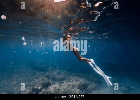 Frau Freitaucher schwimmen mit Quallen im blauen Ozean. Quallen im blauen Ozean Stockfoto