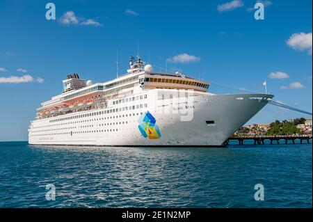 Kreuzfahrtschiff am Bay Ferry Terminal in Fort de France in Martinique. Martinique ist eine französische Karibikinsel in den Kleinen Antillen. Stockfoto