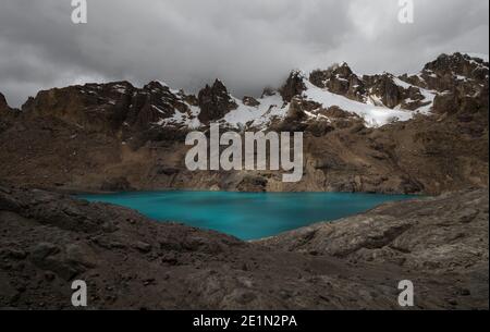 Panoramablick auf die türkisfarbene Cordillera Huayhuash Circuit andes Alpine Mountain see Paso del Trapecio Camping Elefante Huanuco Ancash Peru Süd Latein Stockfoto