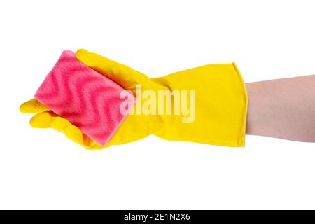 Reinigungskonzept - Hand in einem gelben Gummihandschuh hält einen rosa Schwamm isoliert auf weißem Hintergrund. Stockfoto