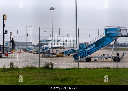 Der letzte Abflug vom London Southend Airport, Essex, Großbritannien wegen der dritten Sperre. Terminalschürze leer nach Abflug der gelagerten easyJet-Flugzeuge Stockfoto