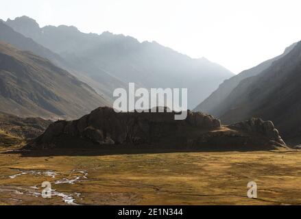 Panoramablick auf die Cordillera Huayhuash Circuit Pfad Landschaft anden alpine Berg Ancash Huanuco Peru Süd-Lateinamerika Stockfoto