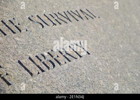 Detail eines der Zitate von Präsident Kennedy in der Nähe seiner Grabstätte, die Freiheit hervorheben. Auf dem Arlington National Cemetery in der Nähe von Washington DC. Stockfoto