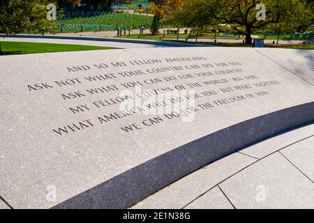 Gravur des berühmten Ask Not Country Zitat von Präsident Kennedy in der Nähe seiner Grabstätte. Auf dem Arlington National Cemetery in der Nähe von Washington DC. Stockfoto