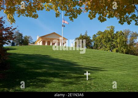 Das Kreuz für Senator Edward Kennedys Grab liegt unter dem Arlington House mit der Flagge bei der Hälfte des Stabs. Auf dem Arlington National Cemetery in der Nähe von Washington DC Stockfoto