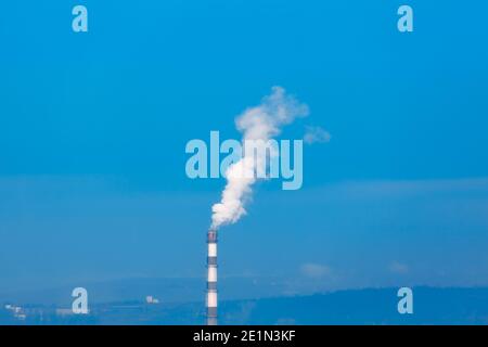 Rauch aus Industrierohr . Hintergrund der globalen Erwärmung . Giftiger Rauch in der Stadt Stockfoto