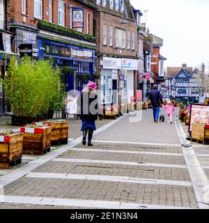 London UK, Januar 08 2021, Vater und Tochter gehen ihren Hund entlang einer leeren High Street während der Covid-19 Lockdown Stockfoto