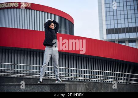 Die Sportsperson bedeckt ihren Kopf von oben Stockfoto