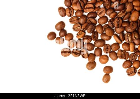 Kaffeebohnen in Bulk auf weißem Hintergrund. Blick von oben Stockfoto