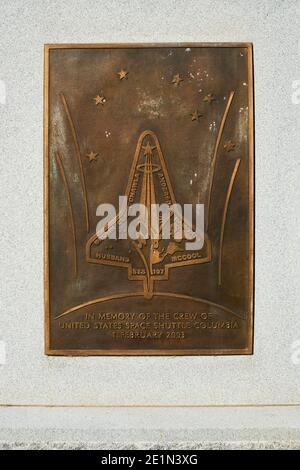 Bronze-Gedenktafel für die Besatzungsmitglieder des Space Shuttle Columbia-Unfalls von 2003. Auf dem Arlington National Cemetery in der Nähe von Washington Stockfoto