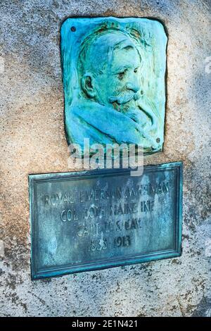 Ein verwitterter, grüner Patina-bedeckter Büstenfries von Royal Emerson Whitman, Col 30th Maine Infantry. Auf dem Arlington National Cemetery in der Nähe von Washington DC. Stockfoto