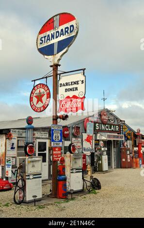 Antike Erinnerungsstücke an die Tankstelle in Bob's Gasoline Alley, an der Route 66 in der Nähe von Cuba, Missouri. Die Straßenattraktion wurde 2020 geschlossen. Stockfoto