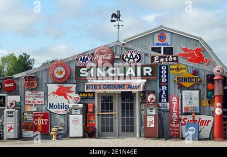 Antike Erinnerungsstücke an die Tankstelle in Bob's Gasoline Alley, an der Route 66 in der Nähe von Cuba, Missouri. Die Straßenattraktion wurde 2020 geschlossen. Stockfoto