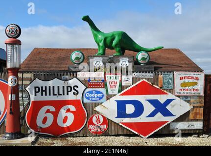 Antike Erinnerungsstücke an die Tankstelle in Bob's Gasoline Alley, an der Route 66 in der Nähe von Cuba, Missouri. Die Straßenattraktion wurde 2020 geschlossen. Stockfoto