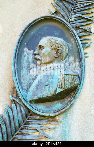 Ein ovaler, verwitterter, grüner Patina-Büstenfries zu Brigadier-General Theodore J Wint. Auf dem Arlington National Cemetery in der Nähe von Washington DC. Stockfoto