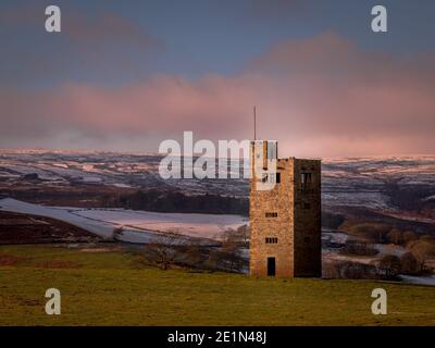 Strines Tower Peak District im Winter mit launischen Himmel Stockfoto