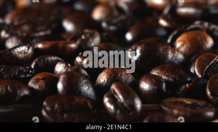 Nahaufnahme von frisch gerösteten Kaffeebohnen. Stockfoto