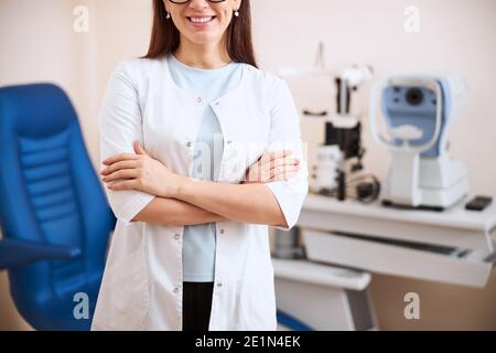 Medic faltet ihre Hände neben einer Augenuntersuchung Ausrüstung Stockfoto