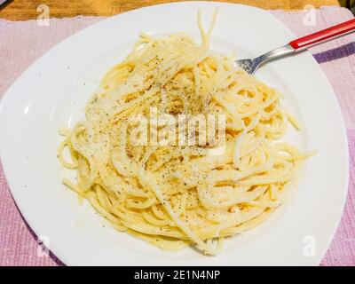 Dampfplatte mit Spaghetti, Pasta für das Party-Mittagessen in Italien, gewürzt mit alfredo, Butter, Käse, Pfeffer und Kräutern Stockfoto