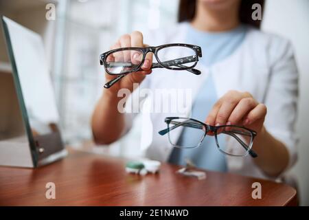 Der Arzt, der zwei Varianten der Brille zur Verfügung stellt Stockfoto