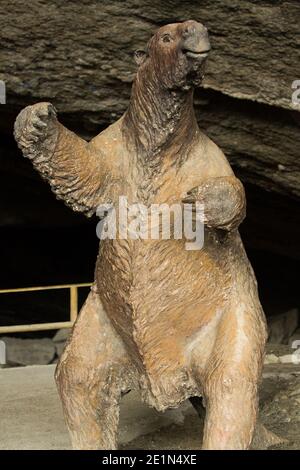 Lebensgroße Nachbildung des prähistorischen riesigen Bodenfaultieres namens Mylodon (Mylodon darwini) in der Milodon-Höhle, in der Nähe von Puerto Natales Patagonia, Chile Stockfoto