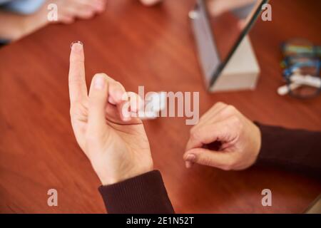 Kontaktlinse auf einer Fingerspitze Stockfoto