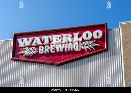 Waterloo, ON, Kanada - 17. Oktober 2020: Waterloo Brewing-Schild wird in Waterloo, Ontario, Kanada, gesehen. Stockfoto