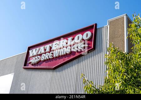 Waterloo, ON, Kanada - 17. Oktober 2020: Waterloo Brewing-Schild wird in Waterloo, Ontario, Kanada, gesehen. Stockfoto