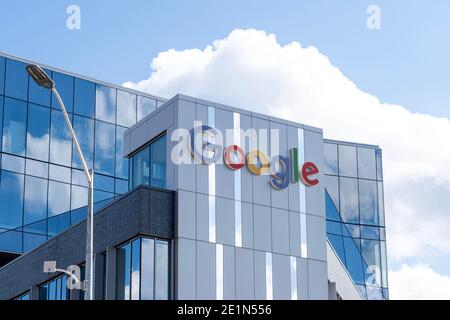Kitchener-Waterloo, ON, Kanada - 17. Oktober 2020: Das Google-Zeichen befindet sich auf dem Bürogebäude in Kitchener-Waterloo, Ontario, Kanada Stockfoto