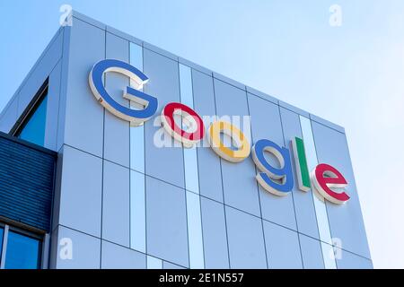 Kitchener-Waterloo, ON, Kanada - 17. Oktober 2020: Das Google-Zeichen befindet sich auf dem Bürogebäude in Kitchener-Waterloo, Ontario, Kanada Stockfoto