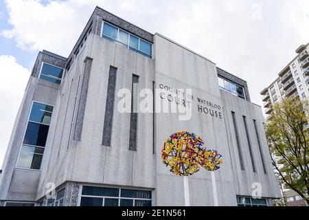 Waterloo, ON, Kanada – 17. Oktober 2020: Das ehemalige Gebäude des Waterloo County Court House befindet sich in Waterloo, Ontario, Kanada. Stockfoto