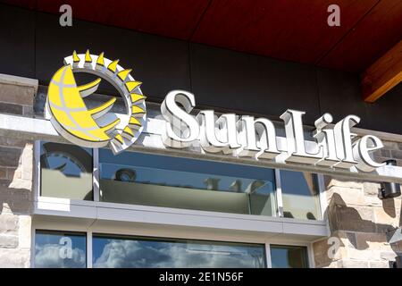 Waterloo, Ontario, Kanada – 17. Oktober 2020: Nahaufnahme des Sun Life Financial Sign in Waterloo, Ontario, Kanada. Stockfoto