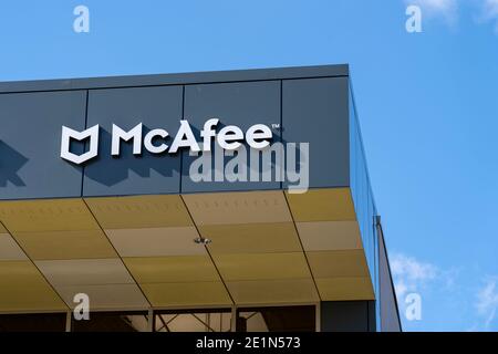 Waterloo, ON, Kanada - 17. Oktober 2020: Das McAfee-Schild befindet sich auf dem Bürogebäude in Waterloo, Ontario, Kanada. Stockfoto