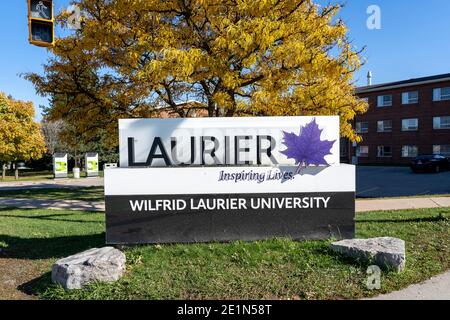 Waterloo, ON, Kanada - 17. Oktober 2020: Das Schild der Wilfrid Laurier University ist am 17. Oktober 2020 in Waterloo, Ontario, Kanada zu sehen. Stockfoto