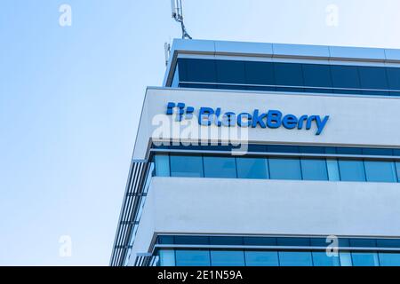 Waterloo, ON, Kanada - 17. Oktober 2020: BlackBerry-Zeichen auf ihrem Hauptquartier Gebäude wird in Waterloo, Ontario, Kanada gesehen. Stockfoto